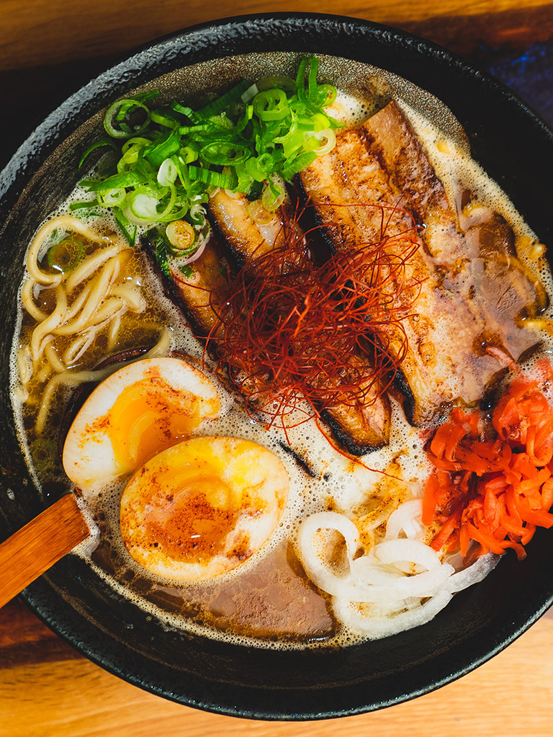 En skål ramen med stekt fläsk och ägg